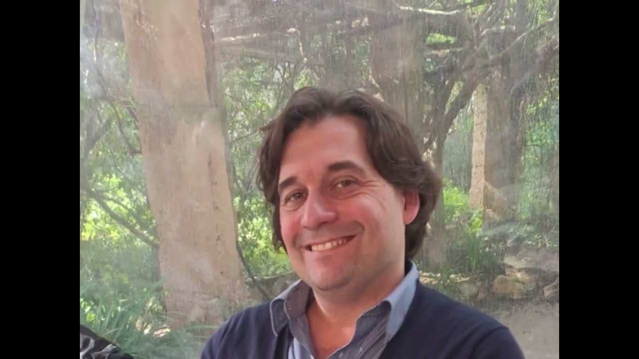 Dinarets amb personatge 06, Pablo Mielgo, director d'orquestra  creat amb Clipchamp