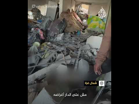 فتى فلسطيني يبحث عن أغراض منزله المهدم في قطاع غزة
