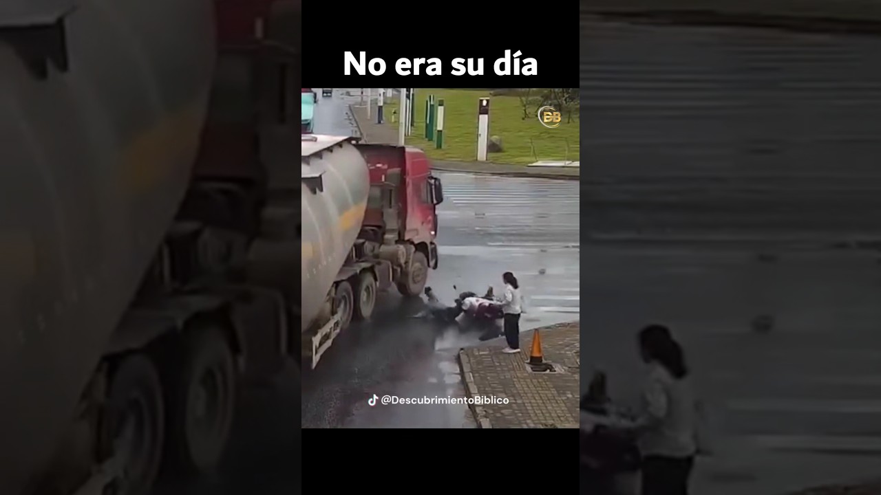 Momento en que un motociclista se salva por muy poco