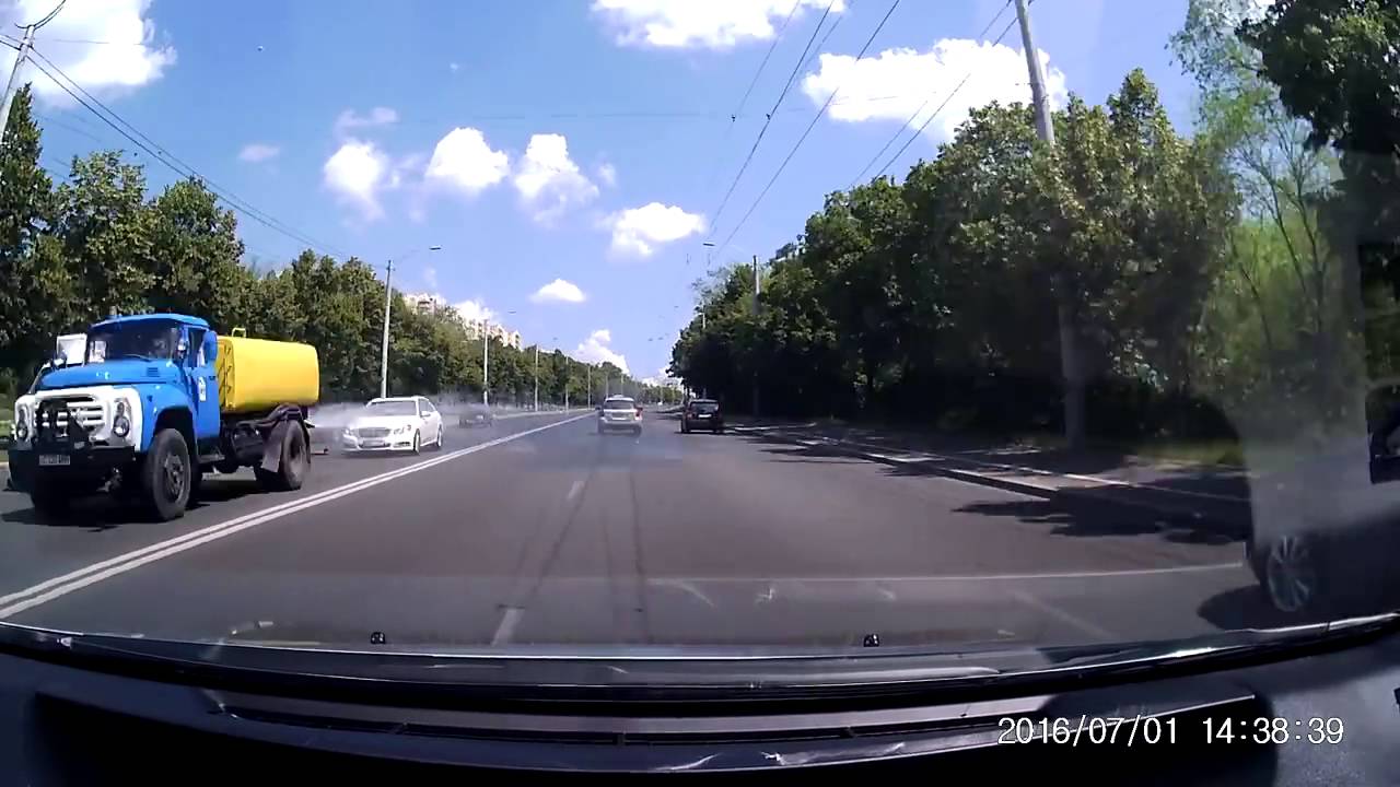 Зачем машины поливают дороги