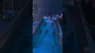 Wim Hoff "Amy" 3.5 minutes in 32 degrees tub , calm and relaxed,  displine of a champion