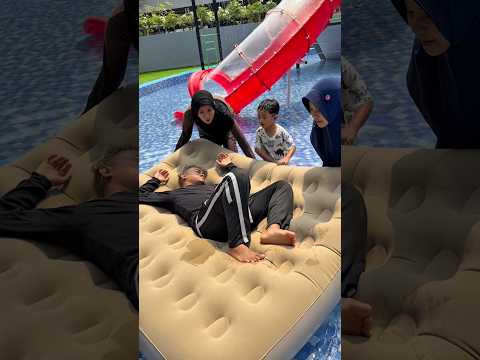 PAPA TIDUR DI KOLAM