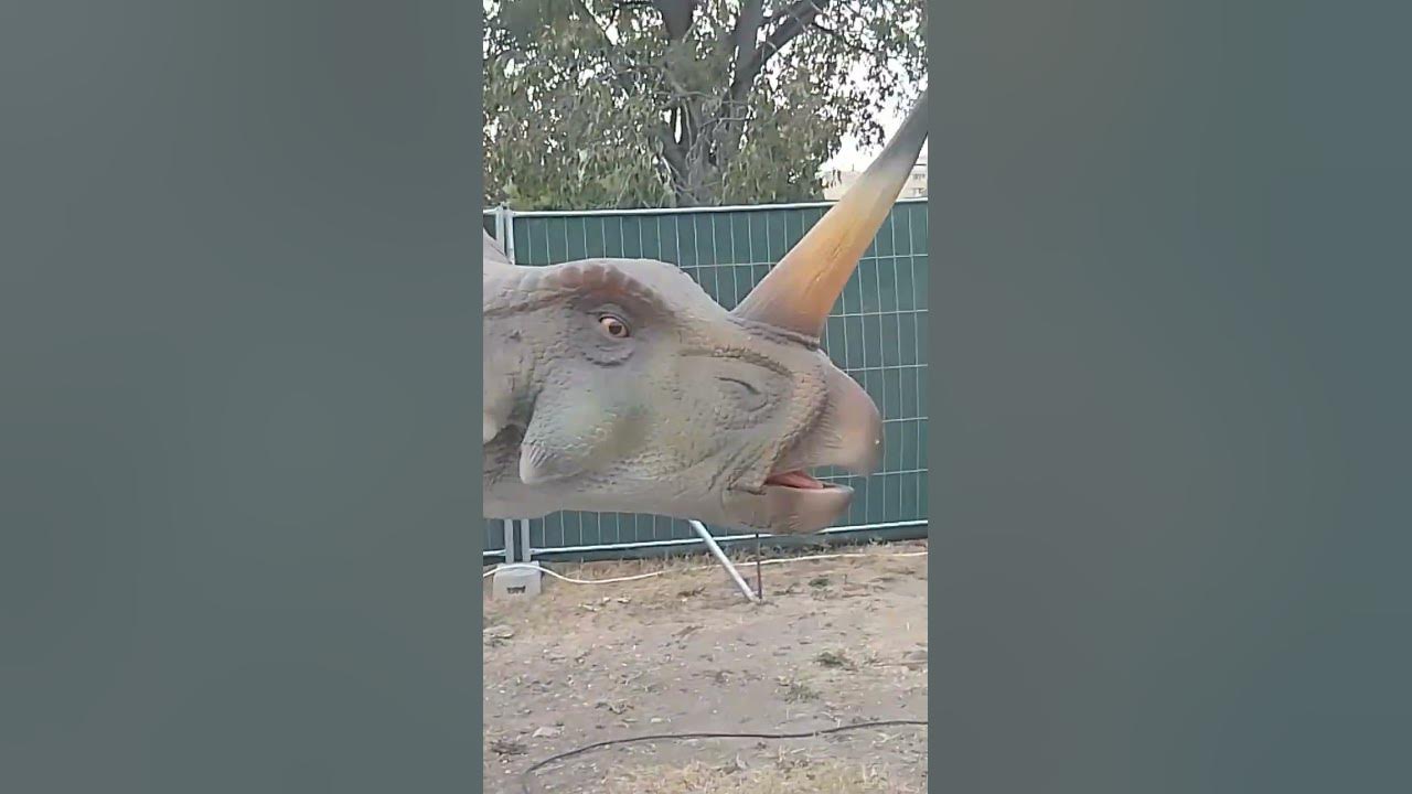 Това не е истински динозавър,а е макет - YouTube