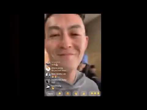陈冠希机场不满路人拍照，凶狠狠打掉路人手机，秦舒培还满脸笑意