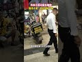 10月10日，广东东莞。外卖小哥送餐时车被锁，边拿锤砸锁边崩溃大喊：罚款也行，最起码给我贴个条，找人都找不到