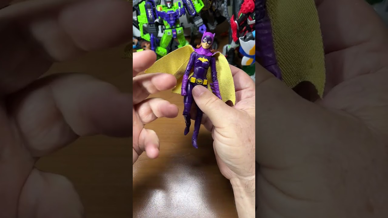 Фигурка Бэтгёрл из телесериала «Бэтмен» 1966 года от Mattel.