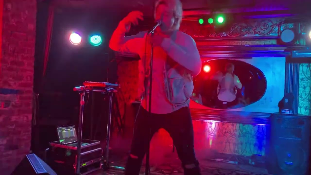 Rich Delinquent “Forget About Me” - LIVE in Los Angeles auf YouTube ansehen Rich Delinquent “Forget About Me” - LIVE in Los Angeles auf YouTube ansehen