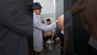 O QUE OS HOMENS FAZEM NO BANHEIRO shorts