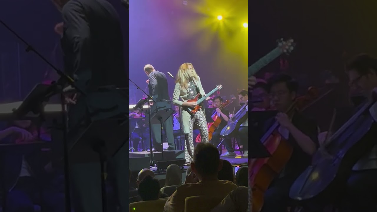 Muzza plays a classic on a Hirsch SB-1 Radius