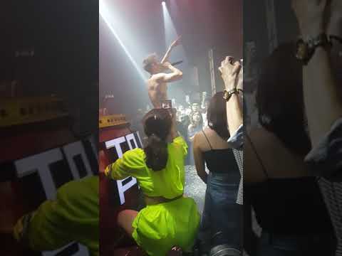 Video Kay Trần khoe body 6 múi khiến các fans nữ chao đảo - youtube