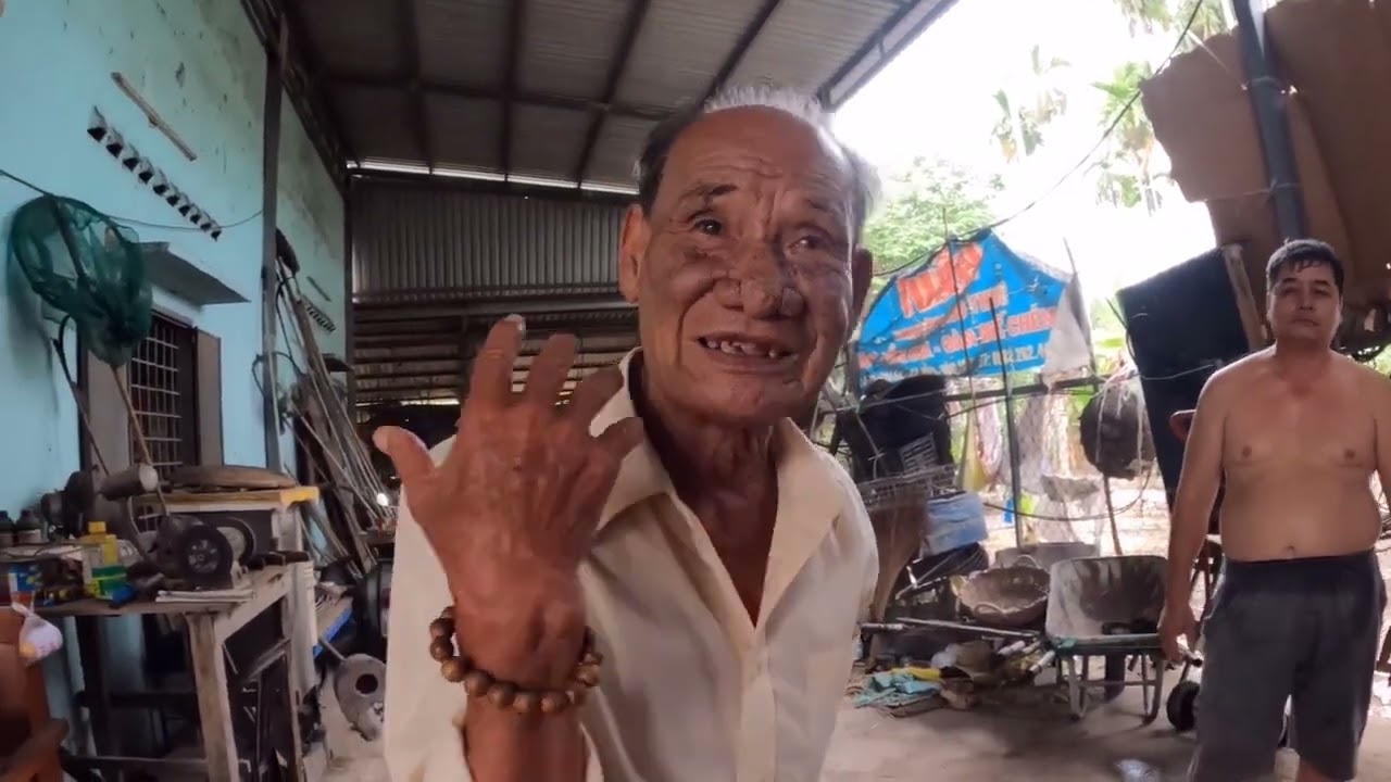 Thăm lại thầy Mã Xuân Ba, U90 rồi mà cặp chỏ của thầy vẫn 