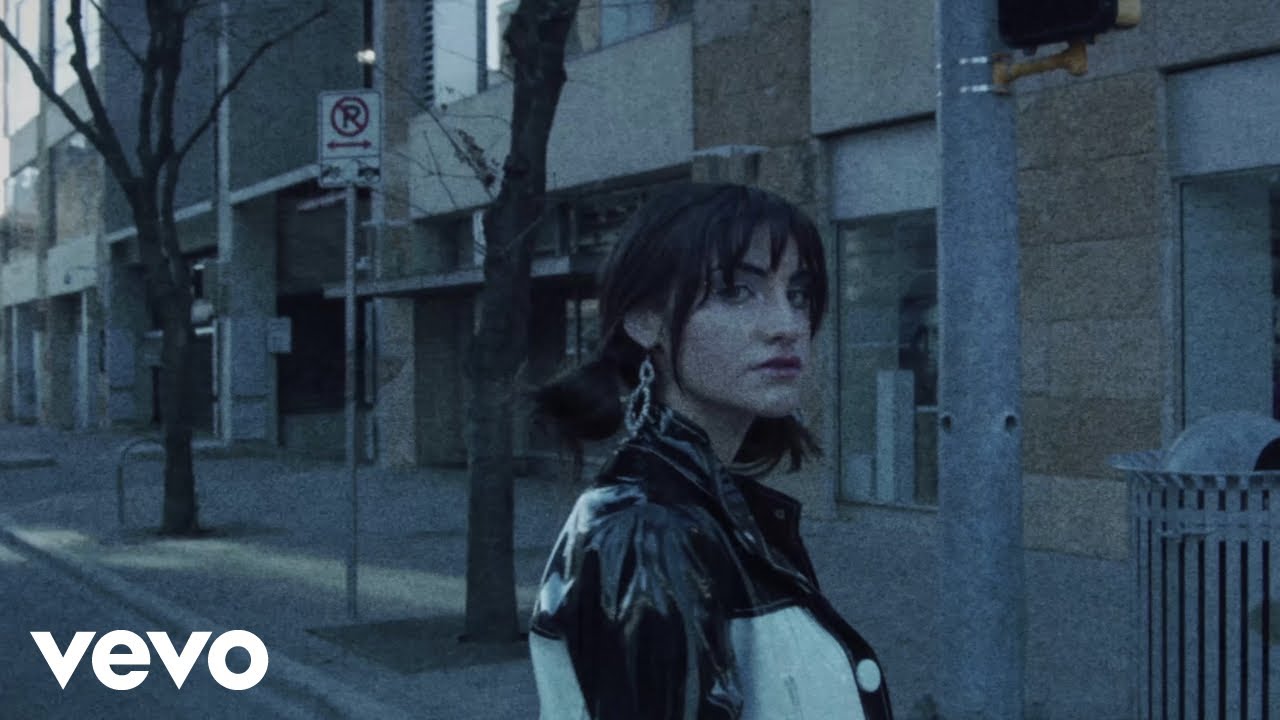 Danielle Apicella - Cold auf YouTube ansehen Danielle Apicella - Cold auf YouTube ansehen