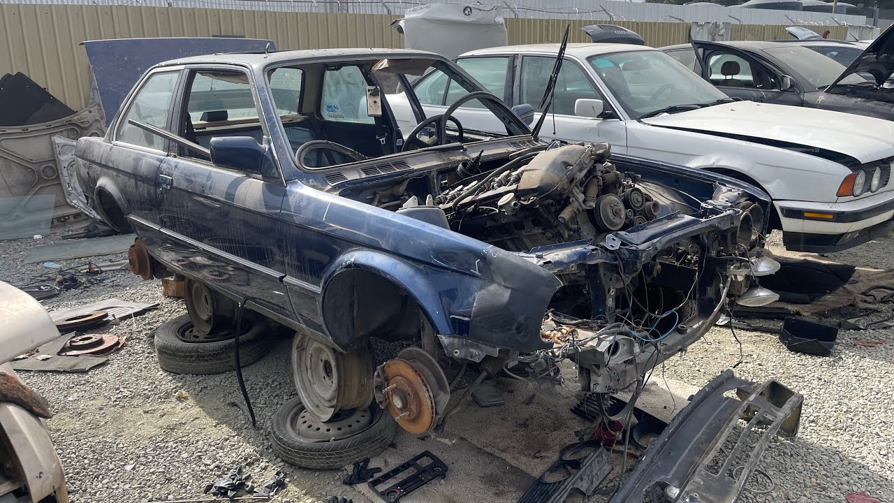 BMW E30 at Junkyard - YouTube