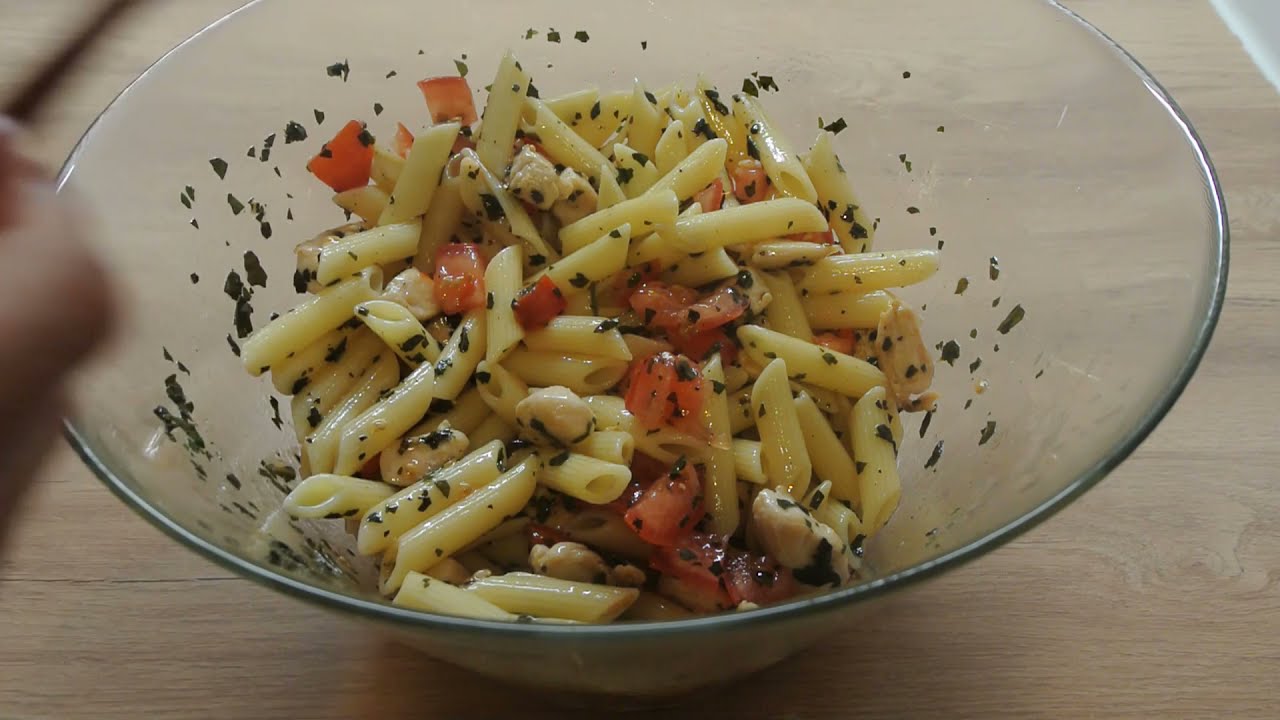 SALADE DE PÂTES AU POULET, BASILIC / CHICKEN PASTA SALAD, BASIL