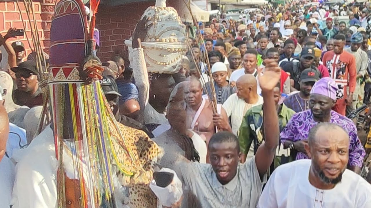 ФЕСТИВАЛЬ ОЛОХО 2025: ПОСМОТРИТЕ МОМЕНТ, МОМЕНТ УНИРИСА НЕСЕТ МОЩНУЮ КОРОНУ (АДЭ-ААРЕ) НА ЗЕМЛЕ О...