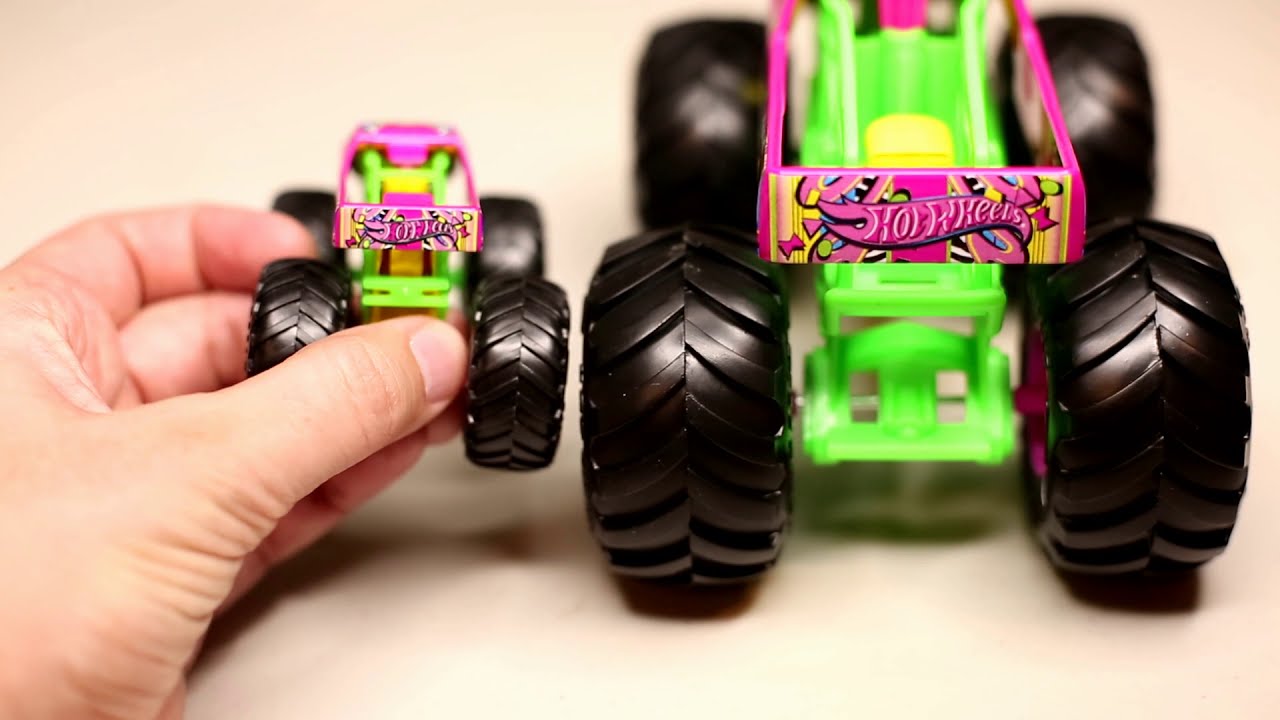 Hot Wheels Monster Trucks Torque Terror - 1:24 Scale Oversized