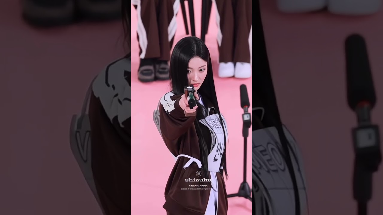 Meovv Anna looks so beautiful during shooting game at isac 2025 