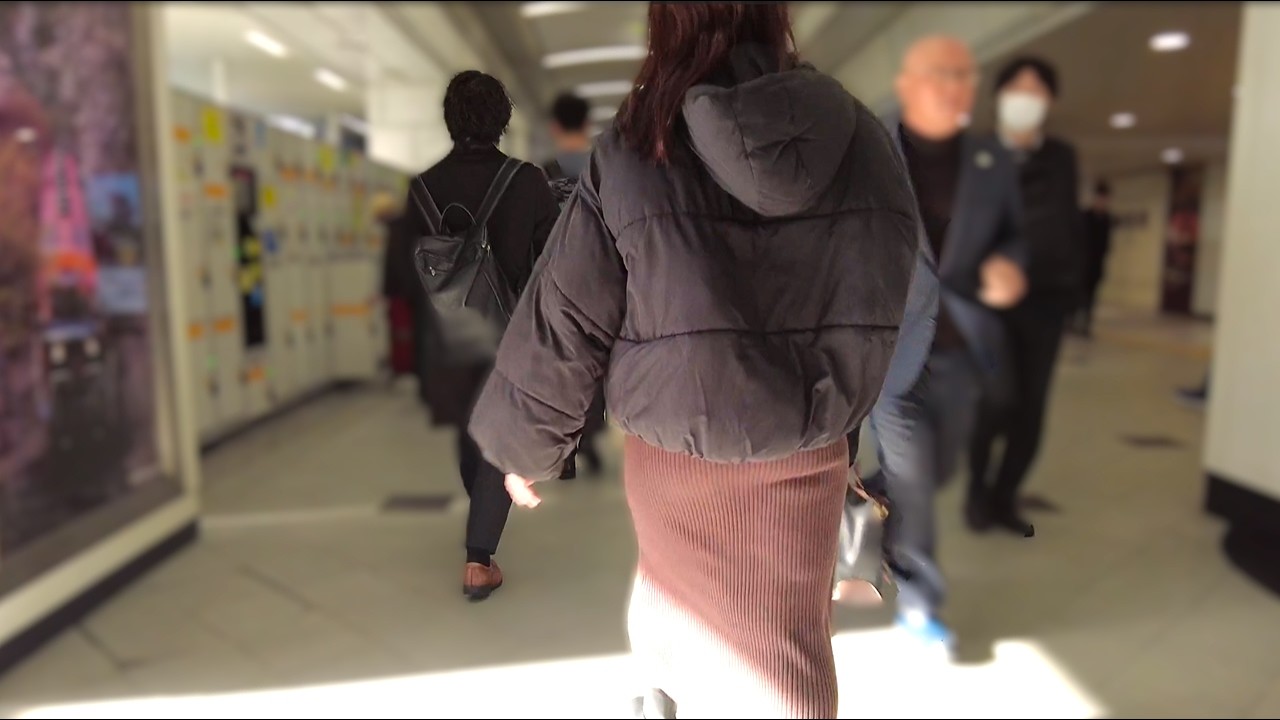 お散歩暖かい道　The temperature is 12 degrees during the day, making it a good day for a walk.