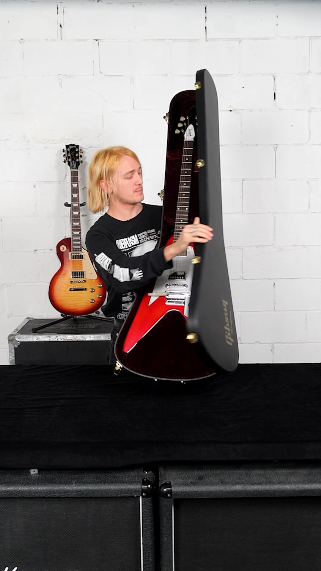 Gibson Custom 1967 Flying V with Vibrola (Reissue) - YouTube