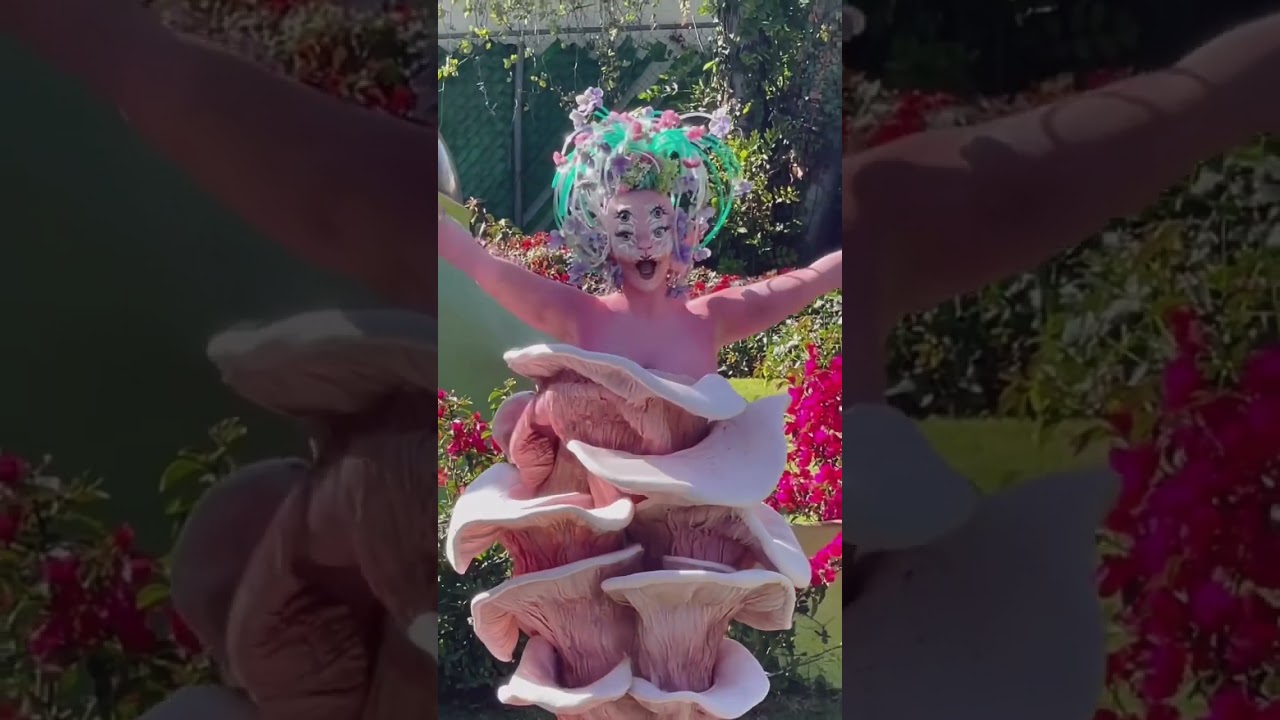 @MelanieMartinez‘s #PORTALS 3.31 💗🖤💗