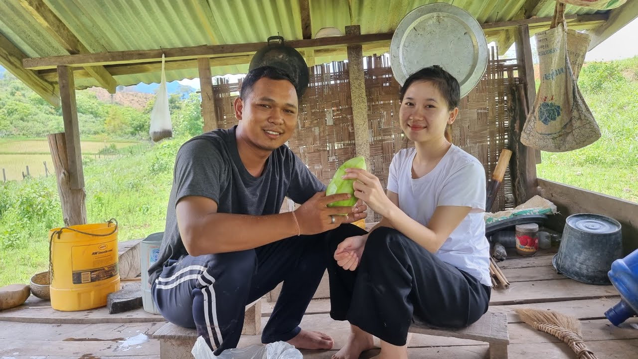 หนุ่มไทยควงแขน​ #น้องติน่า #สาวลาว ไปออกเดตกลาทุ่งนาแอบกินตำแช่บฝีมือสาวลาว​ #ทีมงานบ้านนา