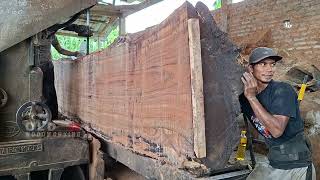 Massive Ancient Wood Cutting! Workers Reveal Stunning Hidden Grain