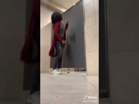 هذا المقطع الحرمة اللي في الفيديو تبغي الحمام ومركبين اغنية مايكل جاون