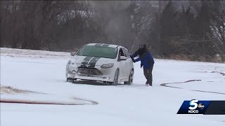 KOCO 5 Anchor Evan Onstot helps drivers stuck in snow