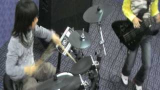 THE BAND 20088,8 YEARS OLD DRUMMER&BASS FROM CHINA .20088乐队鼓手贝司手合作练习.avi