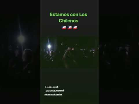 Win Butler (Arcade Fire) solidariza con Chile "tocando" El Baile de los que Sobran con su cacerola