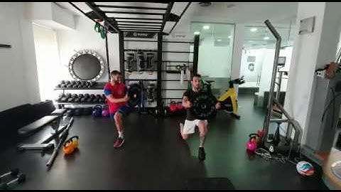 Zancada con Rotación - Entrenamiento personal | Rehabilitación Premium Madrid