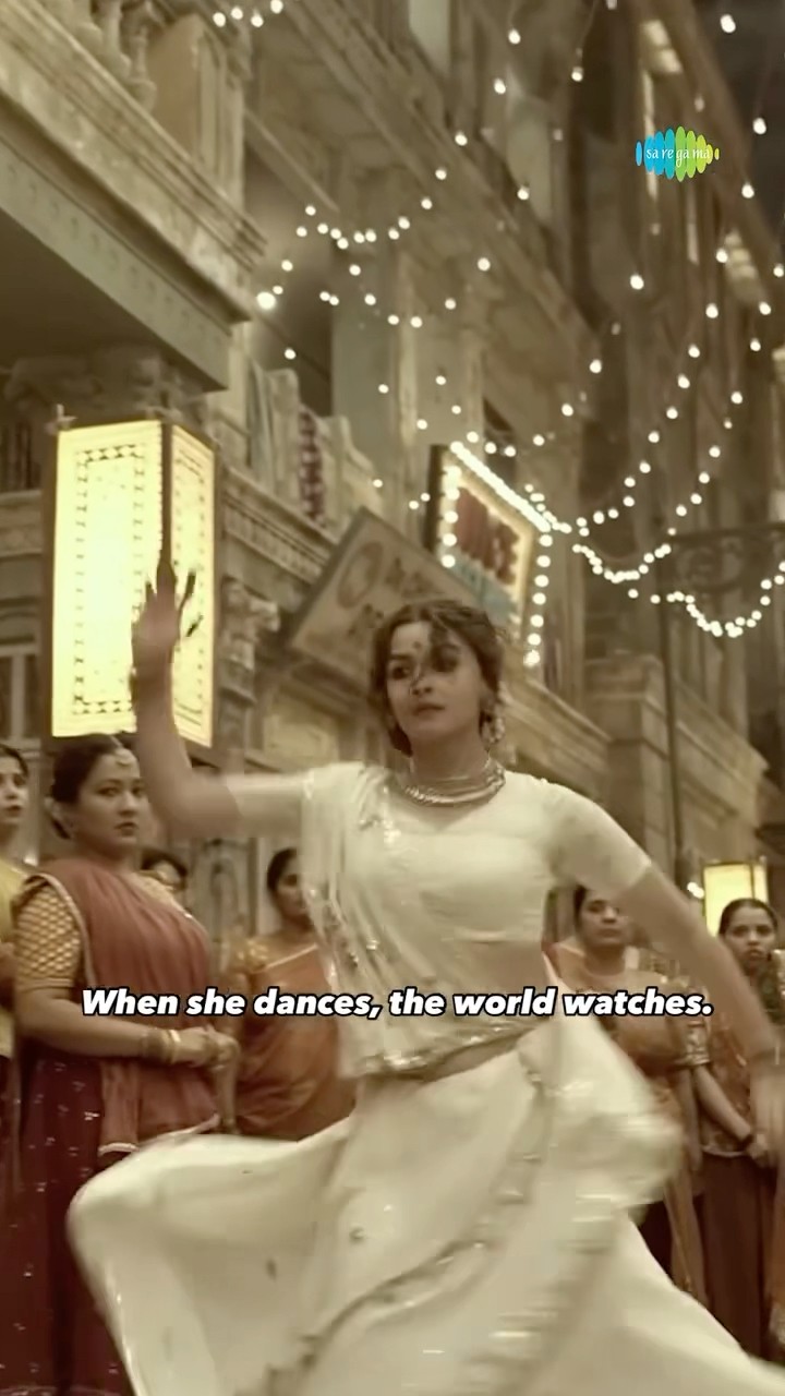 Go queen go! Get that garba energy going! ?❤️? #aliabhatt #navratri #saregamamusic
