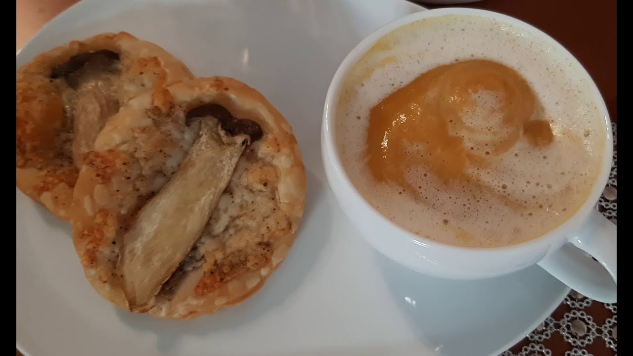 מרק כתום עשיר עם ארומה של תפוז וקציפת חלב