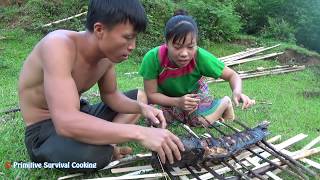 Primitive Life: Find Fish meet Big Catfish - Survival Skills Cooking fish and Eating Delicious