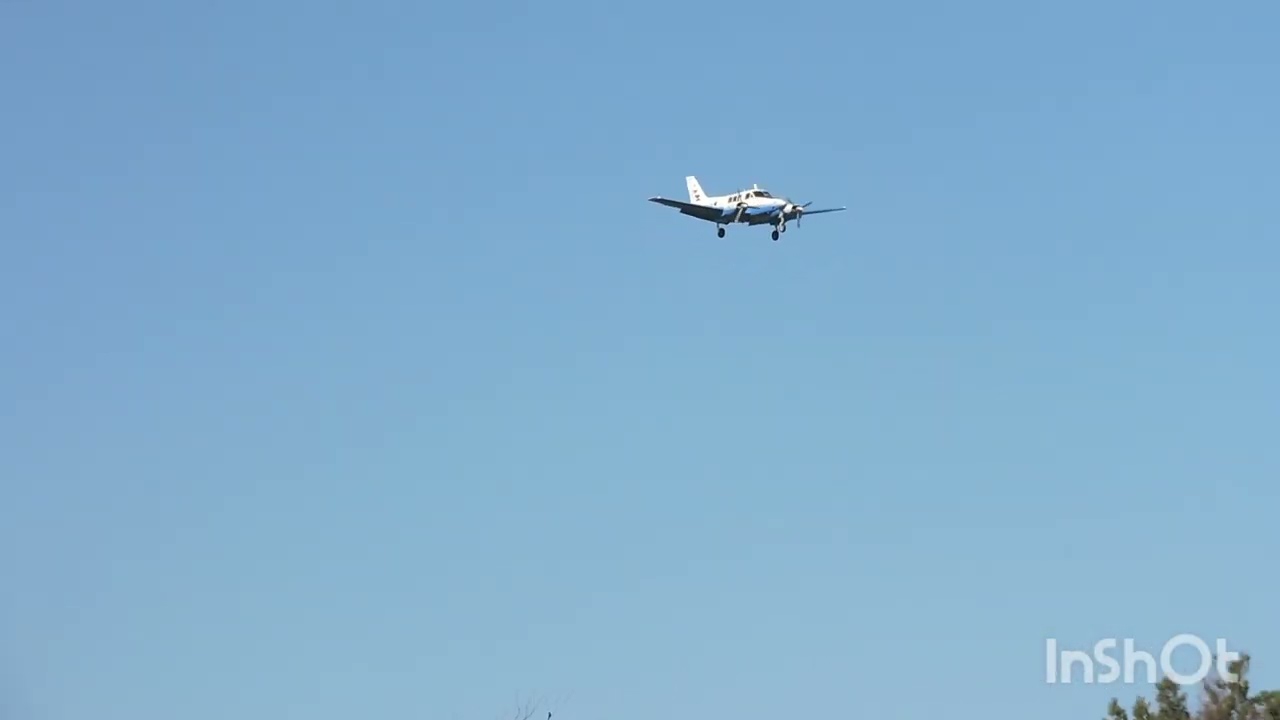 Beechcraft A-65 Queen Air (U-8 F ) Arribando a Gral Artigas Día del Patrimonio