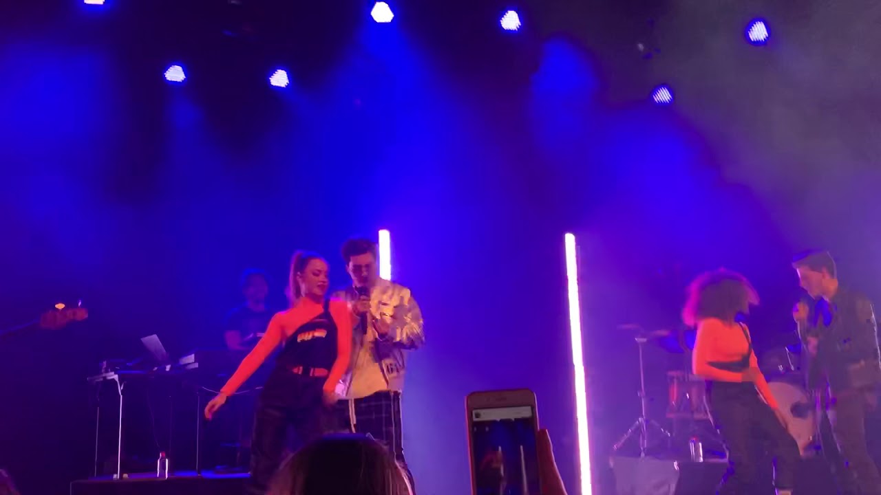 Girlfriend | Gemeliers - Sala barts