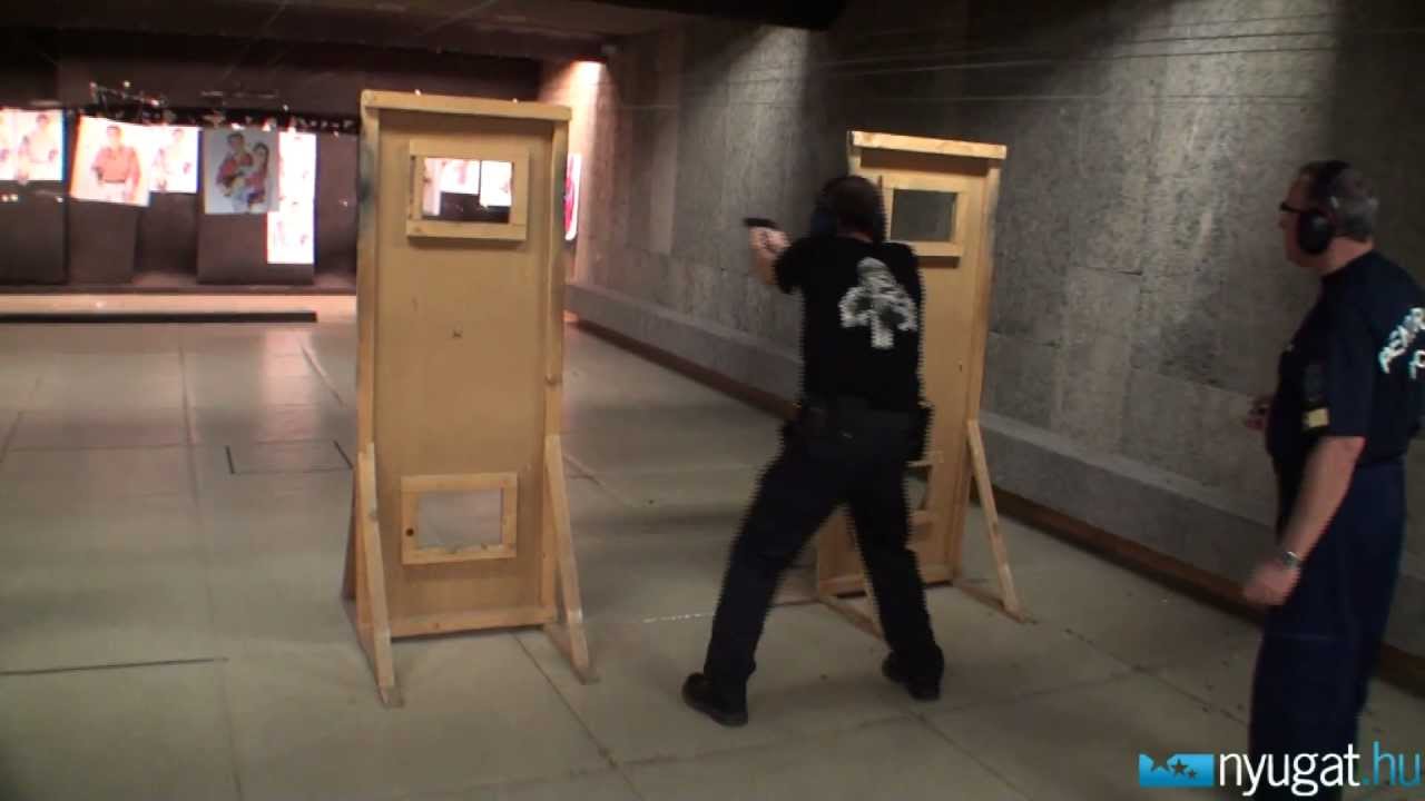 Vasi rendőrök vizsgáztatása maroklőfegyver lövészetből