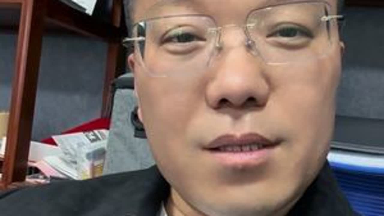 新的一年，愿我们不再只是为了生存而转动，愿我们都能在忙碌的生活里，偷偷留一点温柔给自己。愿我们辛苦打拼的同时，也能慢慢找回，那个曾经眼里有光的自己。#饺子的vlog