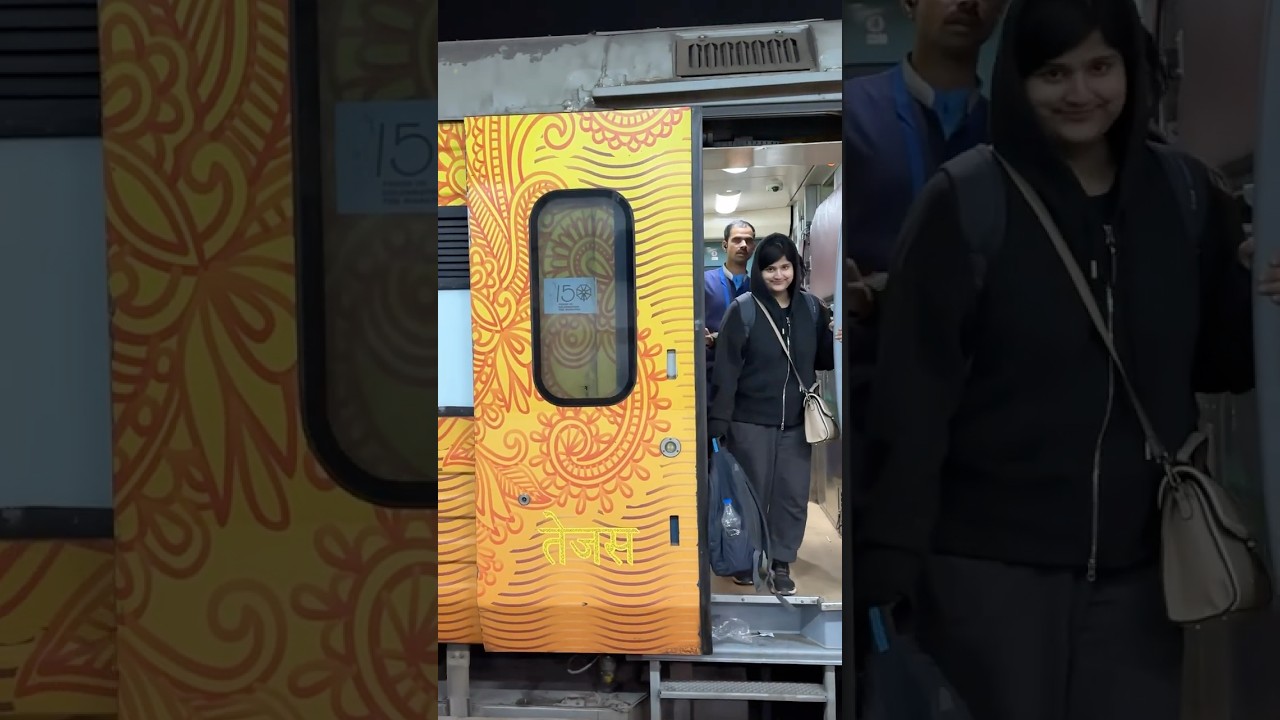 12954 August Kranti Tejas Rajdhani Express |Automatic doors|✨