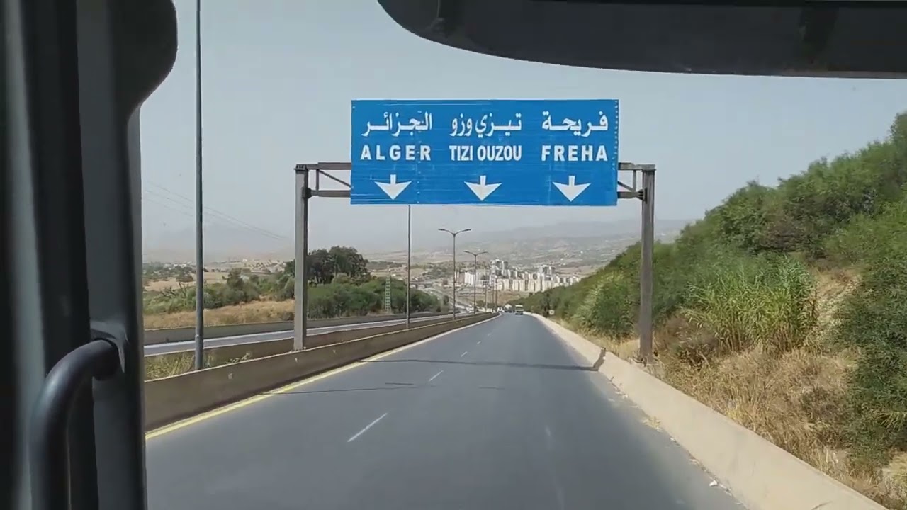 دائرة عزازقة إحدى دوائر ولاية تيزي وزو. مقرها عزازقة. تبلغ مساحتها 360.2725 كم²