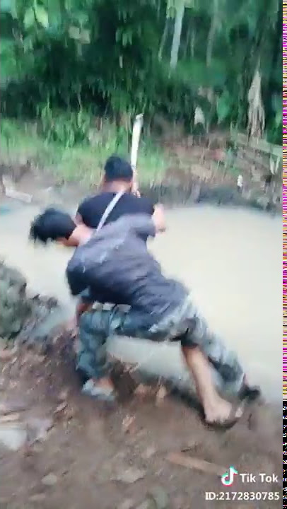 Lagi Asik Mancing, Tiba2 Orang Nyetrum Lewat
