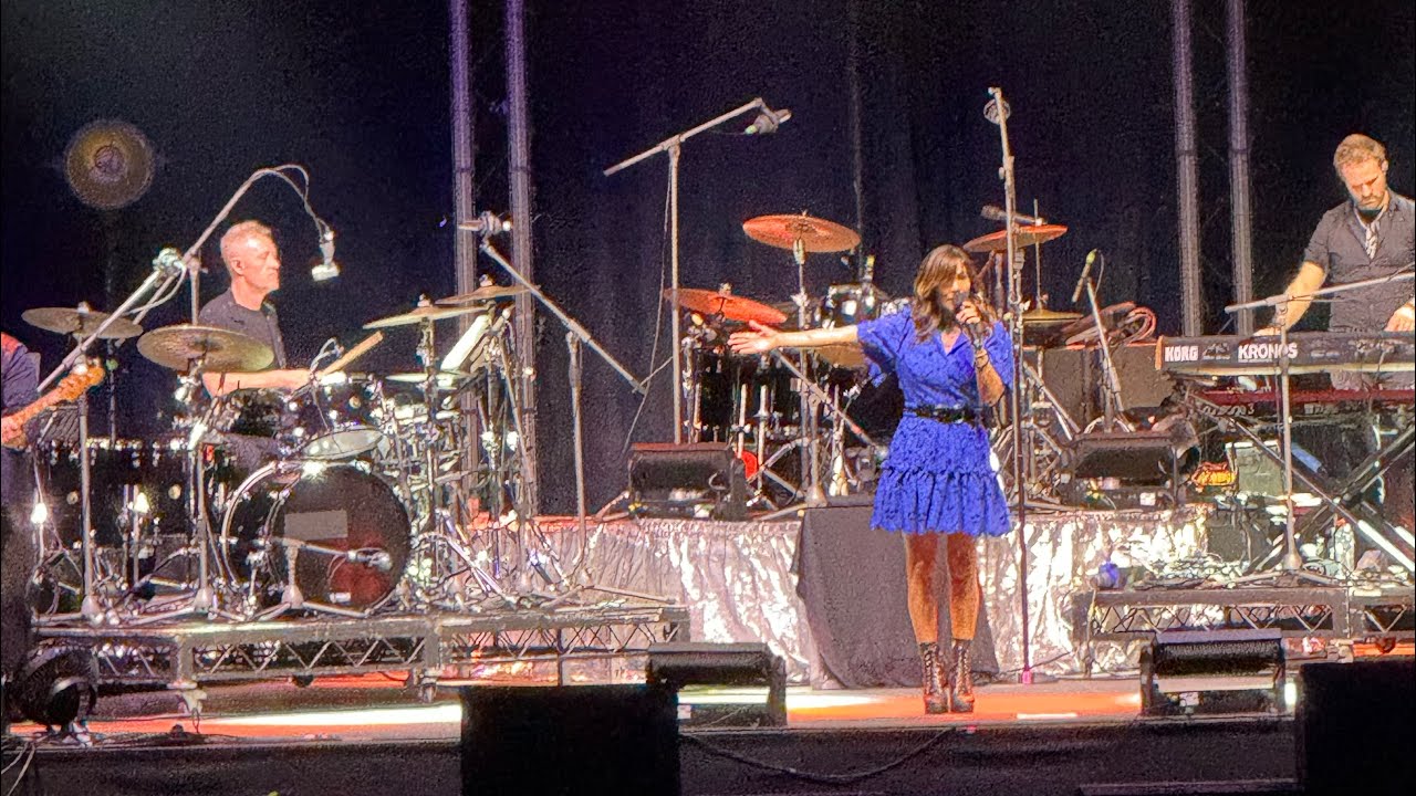 Shiver by Natalie Imbruglia at RAC Arena Perth - YouTube