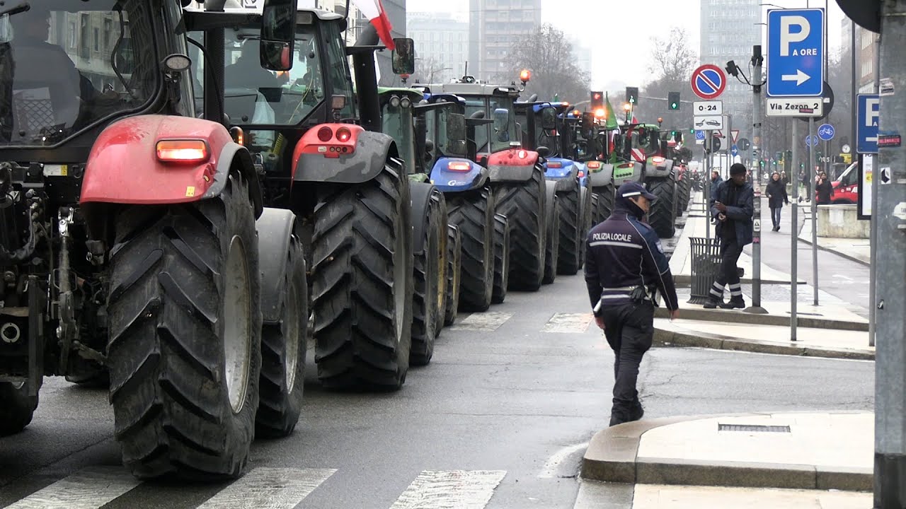 Milano, trattori in corteo al Pirellone: 