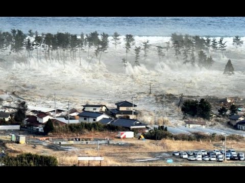 Tsunami no Japão A terrível onda gigante, imagens surpreendentes em meio ao  desastre - YouTube
