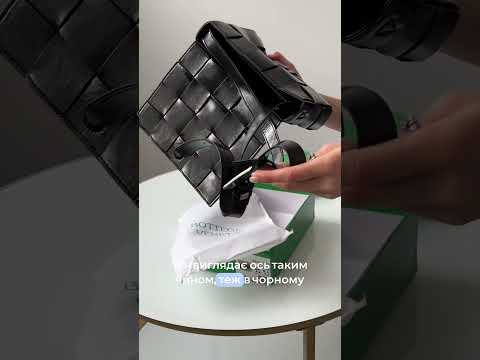 Сумка жіноча Cassette in Intrecciato Leather Black, видео 2