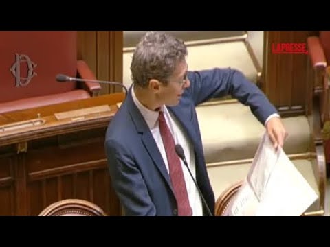 Video Bagarre alla Camera, Magi strappa il fac-simile della scheda elettorale e protesta: espulso