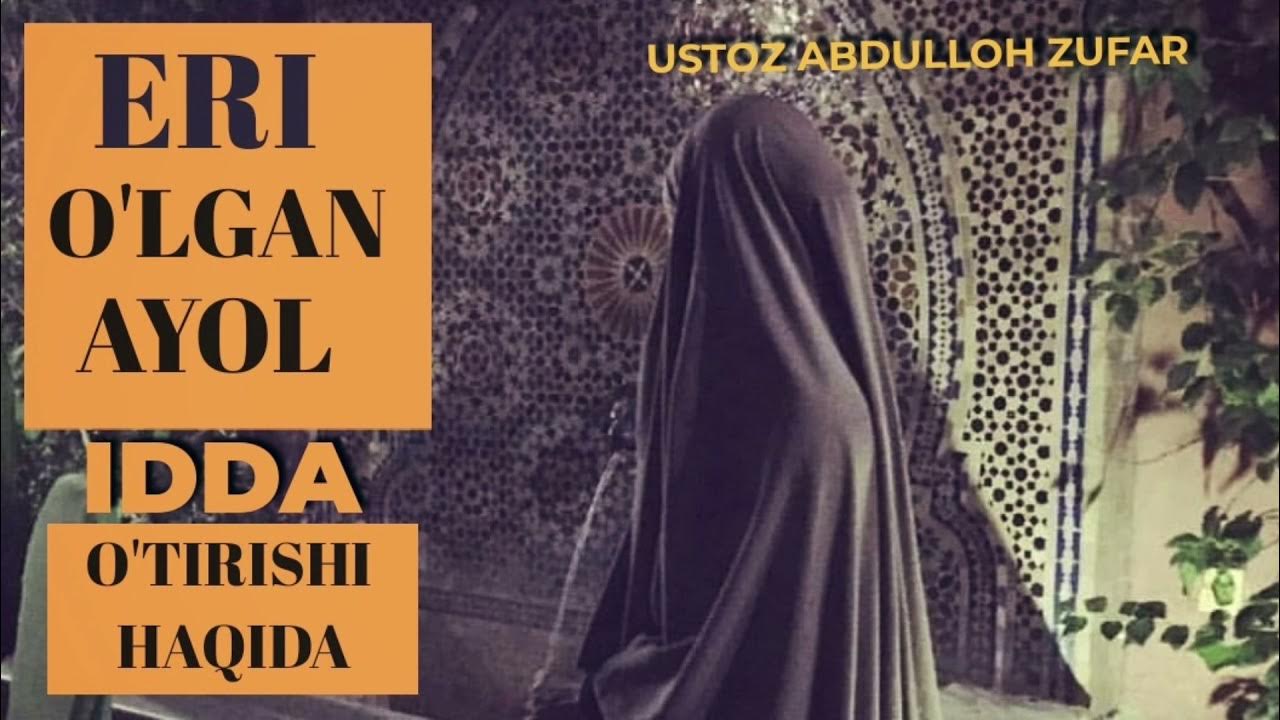 Bir ayol divanda oyoqlarini yoygan holda otiradi Bir ayol divanda oyoqlarini yoygan holda otiradi