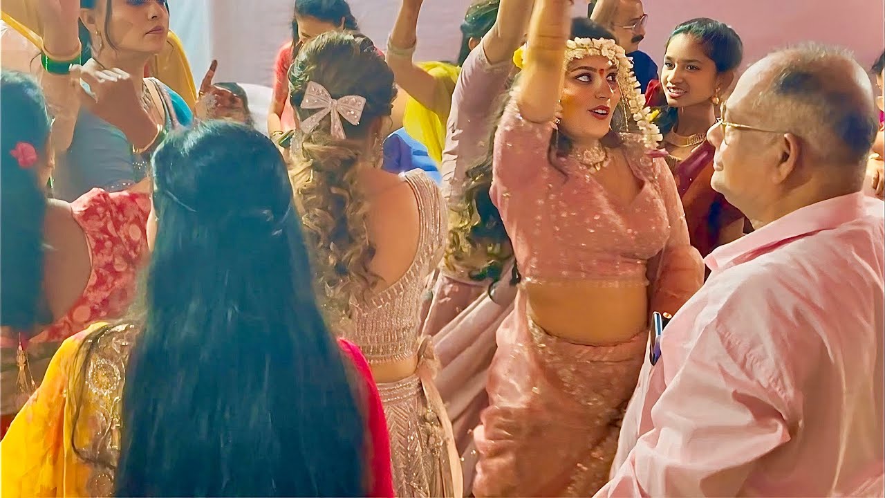 जेव्हा जुन्या गाण्याने सुरवात होते हळदीला तेव्हा PUBLIC ला इतका आनंद होतो नाचायलाJiyan Musical Group