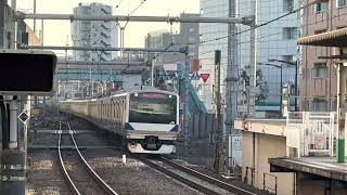 常磐線E531系ｶﾂK470編成とｶﾂK411編成が快速土浦行として北千住駅1番線に到着するシーン