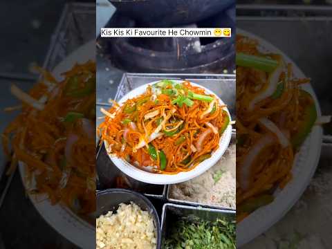 Kis Kisko Pasand He Chowmin 😁😋 #streetfoodindia #streetfood #foodshorts #trending #ytshorts by Friday Foodies